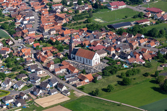 Vue aérienne de Église Saint-Barthélemy de Schleithal à Schleithal dans le département Bas Rhin, France