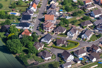 Vue aérienne de Rue des Violettes à Schleithal dans le département Bas Rhin, France