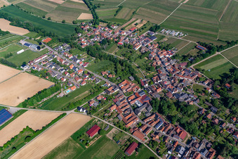 Vue du village depuis le sud-est à Dierbach dans le département Rhénanie-Palatinat, Allemagne hors des airs