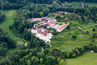 Vue aérienne de Le Country Club Schloss Langenstein - Le parcours de golf au bord du lac de Constance à le quartier Orsingen in Orsingen-Nenzingen dans le département Bade-Wurtemberg, Allemagne