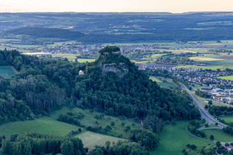 Vue aérienne de Hohentwiel avec ses ruines de forteresse datant de 914 et ses vues panoramiques est un volcan éteint à Singen dans le département Bade-Wurtemberg, Allemagne