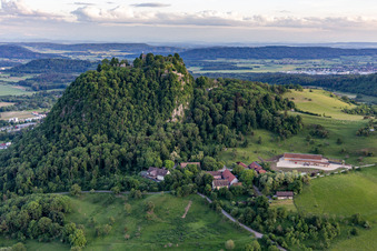 Vue aérienne de Hohentwiel avec ses ruines de forteresse datant de 914 et ses vues panoramiques est un volcan éteint à Singen dans le département Bade-Wurtemberg, Allemagne