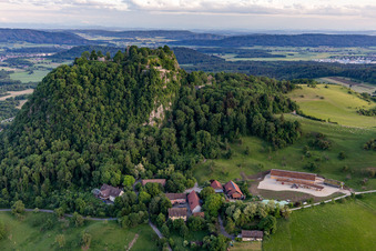 Vue aérienne de L'hôtel-restaurant Hohentwiel sur le Hohentwiel avec ses ruines de forteresse datant de 914 et ses vues panoramiques est un volcan éteint à Singen dans le département Bade-Wurtemberg, Allemagne
