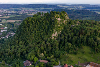 Photographie aérienne de Hohentwiel avec ses ruines de forteresse datant de 914 et ses vues panoramiques est un volcan éteint à Singen dans le département Bade-Wurtemberg, Allemagne