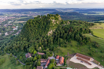 Vue oblique de Hohentwiel avec ses ruines de forteresse datant de 914 et ses vues panoramiques est un volcan éteint à Singen dans le département Bade-Wurtemberg, Allemagne