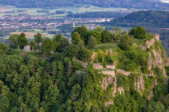 Hohentwiel avec ses ruines de forteresse datant de 914 et ses vues panoramiques est un volcan éteint à Singen dans le département Bade-Wurtemberg, Allemagne d'en haut