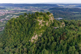 Hohentwiel avec ses ruines de forteresse datant de 914 et ses vues panoramiques est un volcan éteint à Singen dans le département Bade-Wurtemberg, Allemagne hors des airs