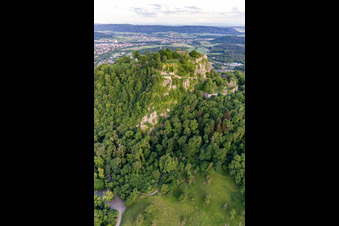 Hohentwiel avec ses ruines de forteresse datant de 914 et ses vues panoramiques est un volcan éteint à Singen dans le département Bade-Wurtemberg, Allemagne vue d'en haut