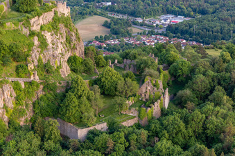 Vue aérienne de Ruines du Karlsbastion à Hohentwiel à Singen dans le département Bade-Wurtemberg, Allemagne