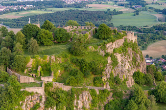 Hohentwiel avec ses ruines de forteresse datant de 914 et ses vues panoramiques est un volcan éteint à Singen dans le département Bade-Wurtemberg, Allemagne depuis l'avion