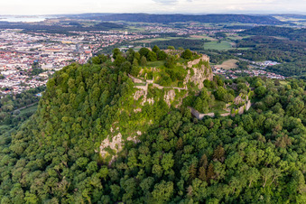 Vue d'oiseau de Hohentwiel avec ses ruines de forteresse datant de 914 et ses vues panoramiques est un volcan éteint à Singen dans le département Bade-Wurtemberg, Allemagne