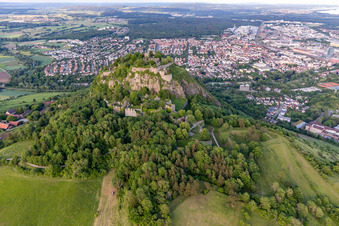 Hohentwiel avec ses ruines de forteresse datant de 914 et ses vues panoramiques est un volcan éteint à Singen dans le département Bade-Wurtemberg, Allemagne vue du ciel