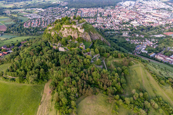 Vue aérienne de Hohentwiel avec ses ruines de forteresse datant de 914 et ses vues panoramiques est un volcan éteint à Singen à Singen dans le département Bade-Wurtemberg, Allemagne