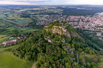 Enregistrement par drone de Hohentwiel avec ses ruines de forteresse datant de 914 et ses vues panoramiques est un volcan éteint à Singen dans le département Bade-Wurtemberg, Allemagne