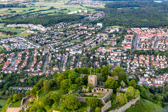 Vue aérienne de Le Karlsbastion à Hohentwiel avec ses ruines de forteresse datant de 914 et sa vue panoramique est un volcan éteint à Singen dans le département Bade-Wurtemberg, Allemagne