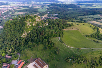 Vue aérienne de L'hôtel-restaurant Hohentwiel sur le Hohentwiel avec ses ruines de forteresse datant de 914 et ses vues panoramiques est un volcan éteint à Singen dans le département Bade-Wurtemberg, Allemagne