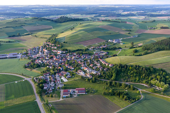 Vue aérienne de Vue du village depuis le sud à le quartier Duchtlingen in Hilzingen dans le département Bade-Wurtemberg, Allemagne