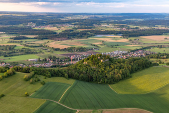 Vue aérienne de Ruines du château de Hohenkrähen à le quartier Duchtlingen in Hilzingen dans le département Bade-Wurtemberg, Allemagne