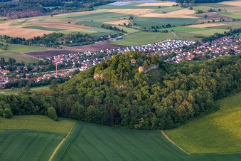 Vue aérienne de Ruines du château de Hohenkrähen à le quartier Duchtlingen in Hilzingen dans le département Bade-Wurtemberg, Allemagne