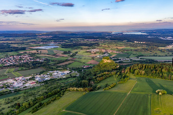 Vue aérienne de Ruines du château de Hohenkrähen à le quartier Mühlhausen in Mühlhausen-Ehingen dans le département Bade-Wurtemberg, Allemagne