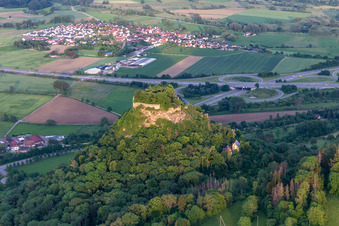 Ruines du château de Hohenkrähen à le quartier Duchtlingen in Hilzingen dans le département Bade-Wurtemberg, Allemagne d'en haut