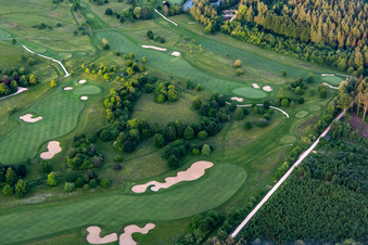 Enregistrement par drone de Le Country Club Schloss Langenstein - Le parcours de golf au bord du lac de Constance à le quartier Orsingen in Orsingen-Nenzingen dans le département Bade-Wurtemberg, Allemagne