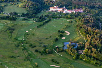 Image drone de Le Country Club Schloss Langenstein - Le parcours de golf au bord du lac de Constance à le quartier Orsingen in Orsingen-Nenzingen dans le département Bade-Wurtemberg, Allemagne