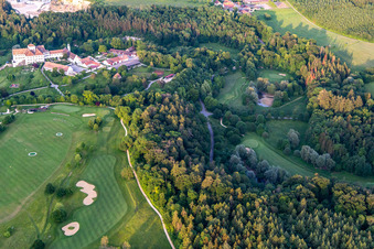 Le Country Club Schloss Langenstein - Le parcours de golf au bord du lac de Constance à le quartier Orsingen in Orsingen-Nenzingen dans le département Bade-Wurtemberg, Allemagne du point de vue du drone