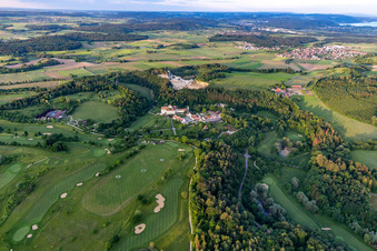 Le Country Club Schloss Langenstein - Le parcours de golf au bord du lac de Constance à le quartier Orsingen in Orsingen-Nenzingen dans le département Bade-Wurtemberg, Allemagne vu d'un drone