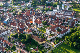 Vue aérienne de Château Meßkirch et église Saint-Martin à Meßkirch dans le département Bade-Wurtemberg, Allemagne