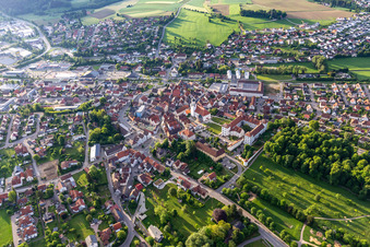 Vue aérienne de Château Meßkirch et église Saint-Martin à Meßkirch dans le département Bade-Wurtemberg, Allemagne