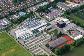 Vue aérienne de TOX® PRESSOTECHNIK GmbH & Co. KG, salle de tennis Weingarten, école de tennis Seifferer à Weingarten bei Ravensburg dans le département Bade-Wurtemberg, Allemagne
