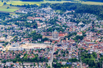 Vue aérienne de Vue de la ville depuis l'ouest avec la basilique Saint-Martin à Weingarten bei Ravensburg dans le département Bade-Wurtemberg, Allemagne