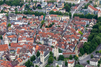 Vue aérienne de Vieille ville historique avec l'église Saint-Jodok et la tour verte à Ravensburg dans le département Bade-Wurtemberg, Allemagne