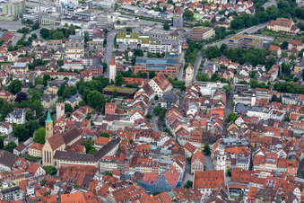 Vue aérienne de Vieille ville historique avec l'église évangélique de la ville et l'Untertor à Ravensburg dans le département Bade-Wurtemberg, Allemagne