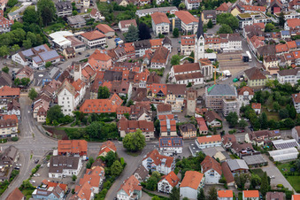 Vue aérienne de Hôtel de ville Markdorf et église Saint-Nicolas à Markdorf dans le département Bade-Wurtemberg, Allemagne