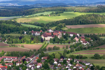 Vue aérienne de Monastère, école et château Salem à le quartier Stefansfeld in Salem dans le département Bade-Wurtemberg, Allemagne