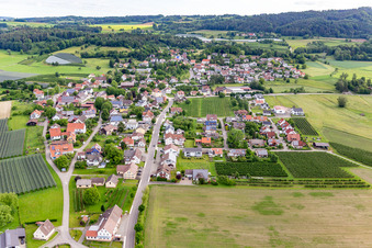 Vue aérienne de Vue du village depuis le sud à le quartier Altheim in Frickingen dans le département Bade-Wurtemberg, Allemagne
