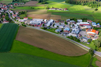 Vue aérienne de Zone industrielle Herdwangen avec Seecamper GmbH, menuiserie Christof Braun, PRINOTH GmbH à le quartier Herdwangen in Herdwangen-Schönach dans le département Bade-Wurtemberg, Allemagne
