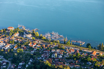 Vue aérienne de Promenade au bord de l'eau et quai pour yachts à le quartier Ludwigshafen in Bodman-Ludwigshafen dans le département Bade-Wurtemberg, Allemagne