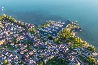 Vue aérienne de Marina Unteruhldingen à le quartier Unteruhldingen in Uhldingen-Mühlhofen dans le département Bade-Wurtemberg, Allemagne