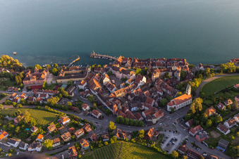 Vue aérienne de Vieille ville historique de Meersburg à Meersburg dans le département Bade-Wurtemberg, Allemagne