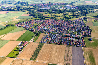 Vue de la ville depuis le sud à Steinweiler dans le département Rhénanie-Palatinat, Allemagne depuis l'avion