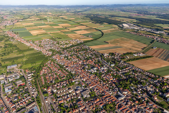 Vue aérienne de Rue Main et Saar à Kandel dans le département Rhénanie-Palatinat, Allemagne