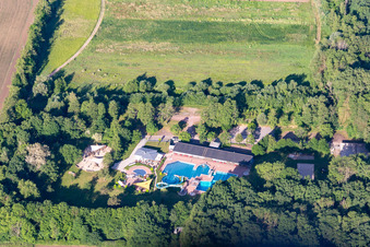 Vue aérienne de Piscine forestière à Kandel dans le département Rhénanie-Palatinat, Allemagne