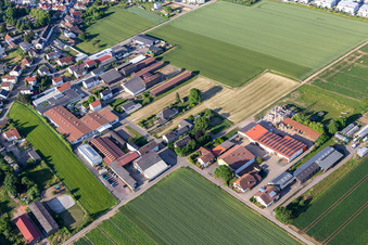 Vue aérienne de Le Hoflädel de Christoph à Herxheim bei Landau dans le département Rhénanie-Palatinat, Allemagne