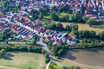 Vue aérienne de Route locale du milieu à Rülzheim dans le département Rhénanie-Palatinat, Allemagne
