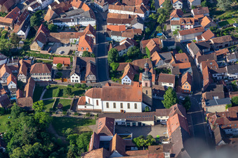 Vue aérienne de Église paroissiale Saint-Michel à Rheinzabern dans le département Rhénanie-Palatinat, Allemagne