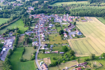 Vue aérienne de Semur-en-Vallon dans le département Sarthe, France