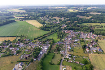 Vue aérienne de Semur-en-Vallon dans le département Sarthe, France